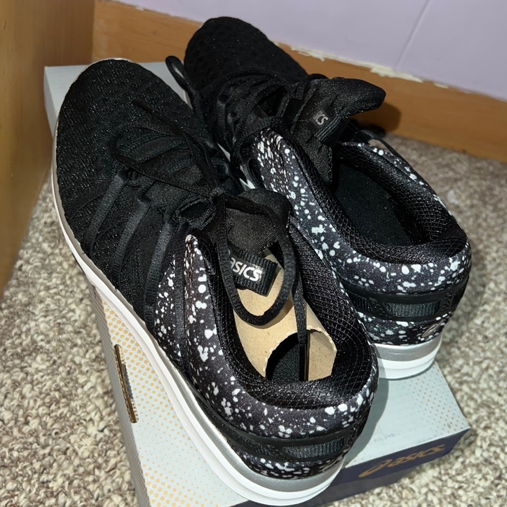 ASICS women’s tennis shoes